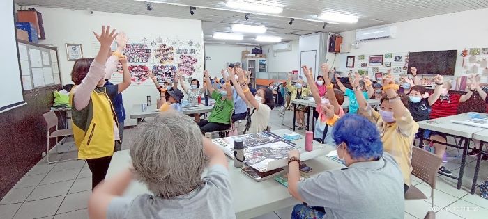 新北「生活式交通安全宣導」讓交安融入日常 41 《圖說》新北市府持續推動高齡者道安宣導,如偏鄉監理考照服務結合互動式活動,強化長者正確用路觀念。〈新聞局提供〉