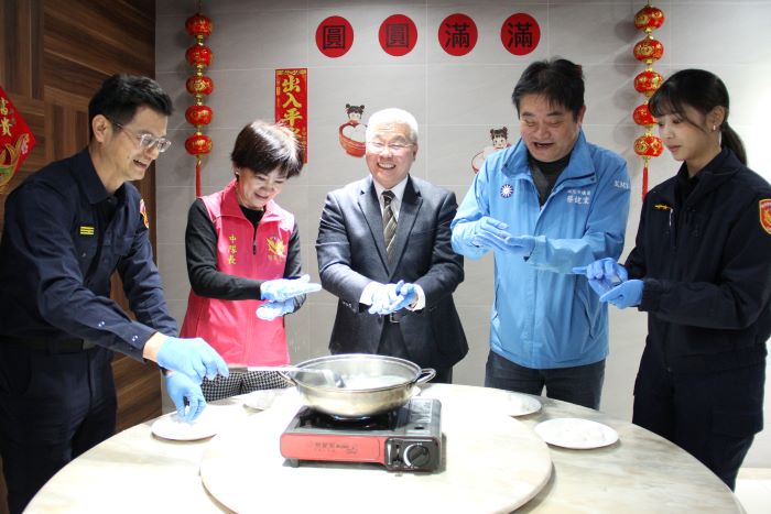 冬至暖心聯誼 新莊分局志工加菜慰勉第一線同仁 33 《圖說》新莊分局長陳保緒〈左起〉、志工中隊長鄭玉惠、警察局長方仰寧、議員蔡健棠及員警代表盧姿羽一起包湯圓。〈新莊分局提供〉