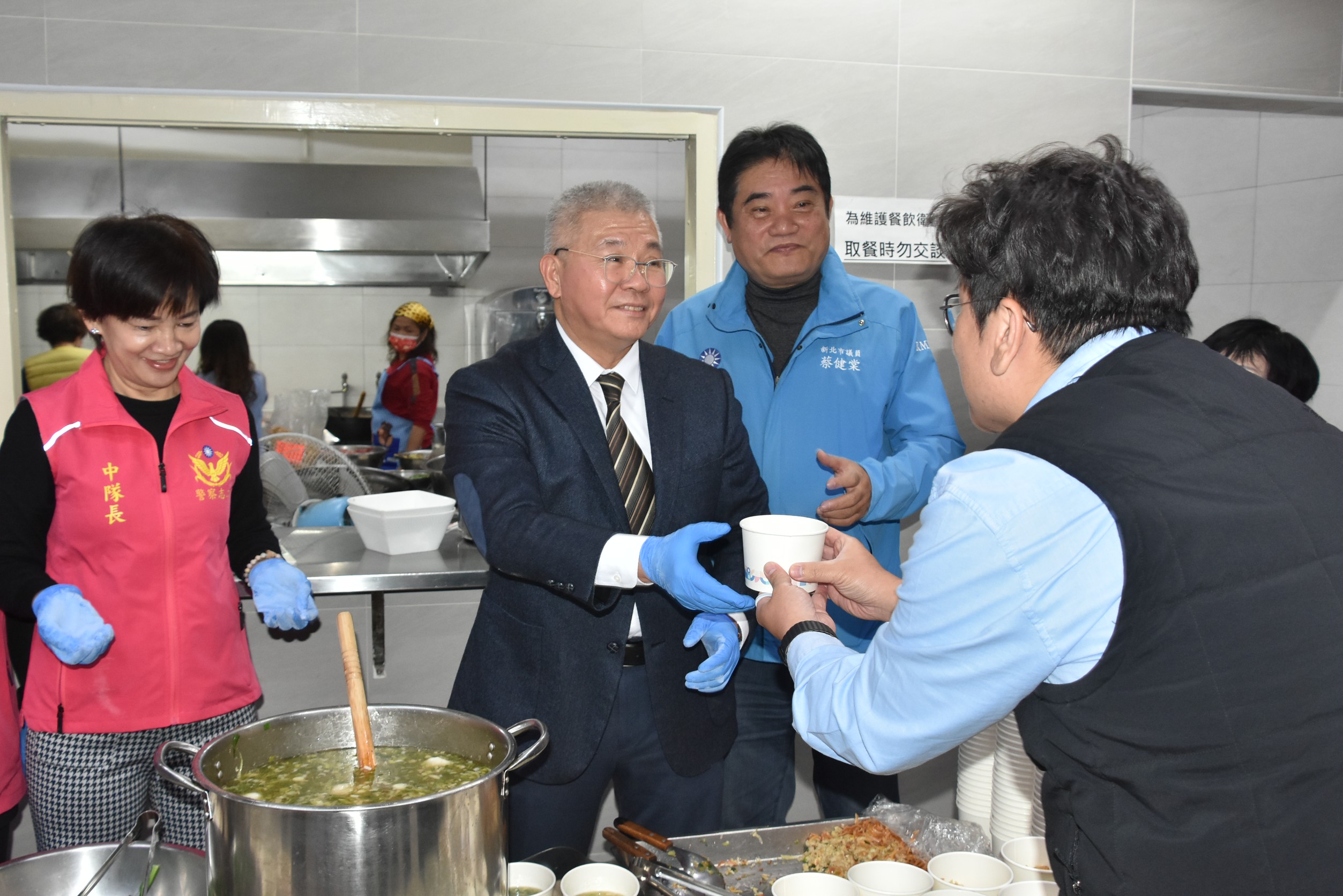冬至暖心聯誼 新莊分局志工加菜慰勉第一線同仁 35 《圖說》警察局長方仰寧親自為同仁送上湯圓。〈新莊分局提供〉