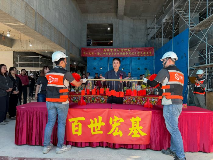 新北消第一大隊廳舍興建工程上梁 明年5月完工 39 《圖說》新北消第一大隊、海山中隊暨莒光分隊廳舍興建工程上梁典禮,蔡武忠副局長焚香祈福。〈消防局提供〉