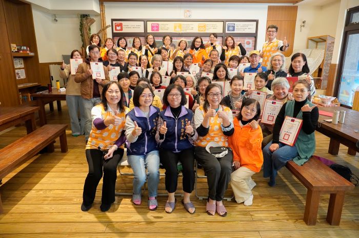 提升長輩數位能力 新北培訓數位陪伴員 29 《圖說》社會局副局長許秀能(前排中)為結訓的數位陪伴員頒發證書並合影。〈社會局提供〉