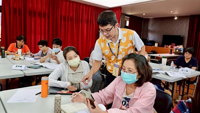 提升長輩數位能力 新北培訓數位陪伴員 30 《圖說》老大人協會專業講師葉左丞Jason以18堂課教導學員數位學習和應用。〈社會局提供〉