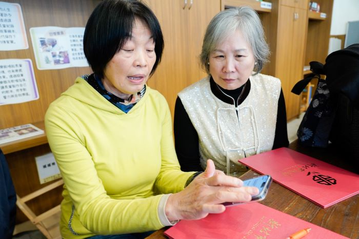 提升長輩數位能力 新北培訓數位陪伴員 31 《圖說》三峽崇德光慧據點的王麗芬(左)和平溪老人會理事長林珂竹(右)表示 取得證書後 要趕緊回據點教其他長輩。〈社會局提供〉