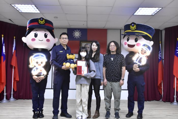 《圖說》土城分局長陳建龍〈左二〉與獲特優獎同學合影。〈土城分局提供〉
