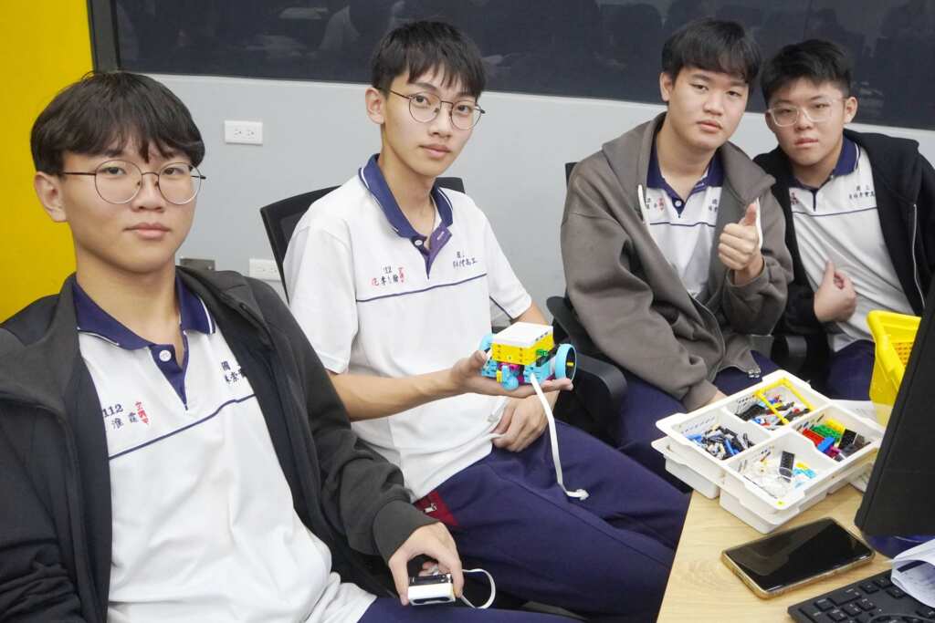 ▲崇實高工參訪大葉大學電機系,體驗實作課程。(記者林明佑翻攝)