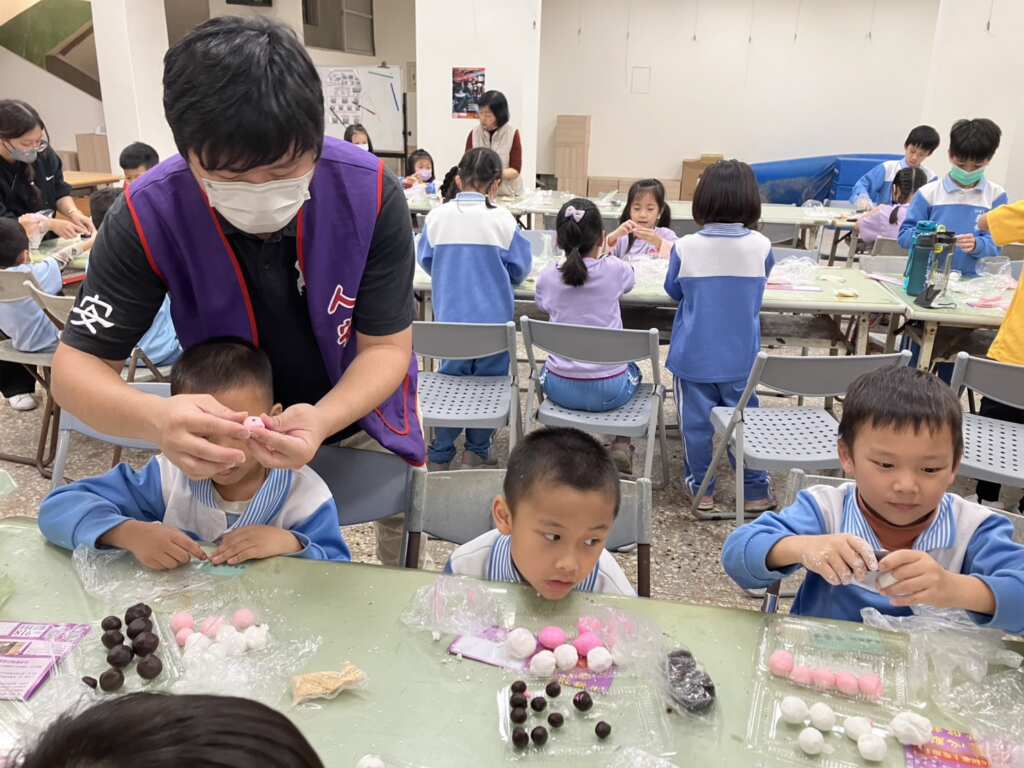 ▲人安基金會彰化平安站今日攜手泰和國小舉辦「睦鄰和樂社區 自做湯圓慶冬至」活動。(記者林明佑翻攝)