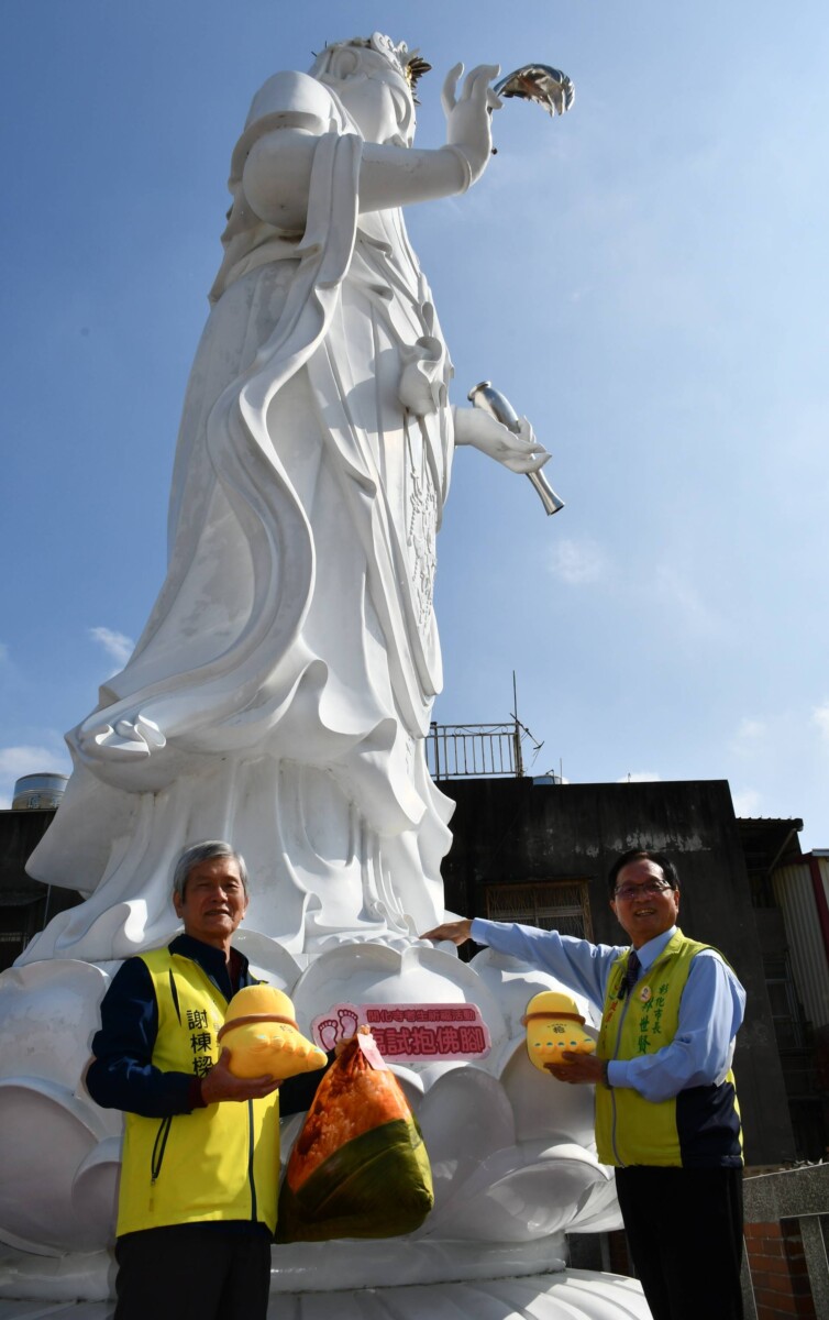 彰化開化寺「臨試抱佛腳」為考生祈福