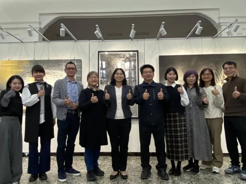 張局長、葉館長與磺溪美展得獎者賀照