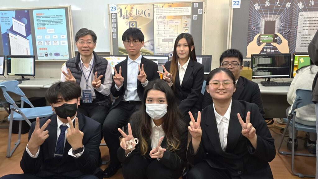 資訊管理系2025年度畢業專題成果展其中《回憶拾光》,展現AI在生活應用上的想像力。畫面為師生合影。(圖/陳惠玲攝影)