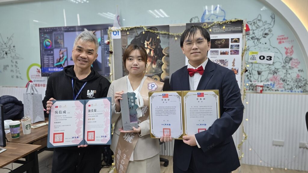 資管系吳信成老師與學生陳奕璇、李彥澄合影,並亮出漂亮成績單。(圖/陳惠玲攝影)