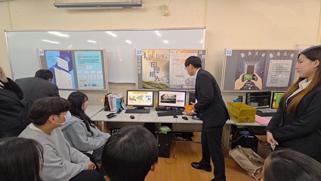 本次展覽吸引草屯商工、竹山高中、中壢高商、土庫商工、霧峰農工及新民高中等校師生到場觀摩。(圖/陳惠玲攝影)