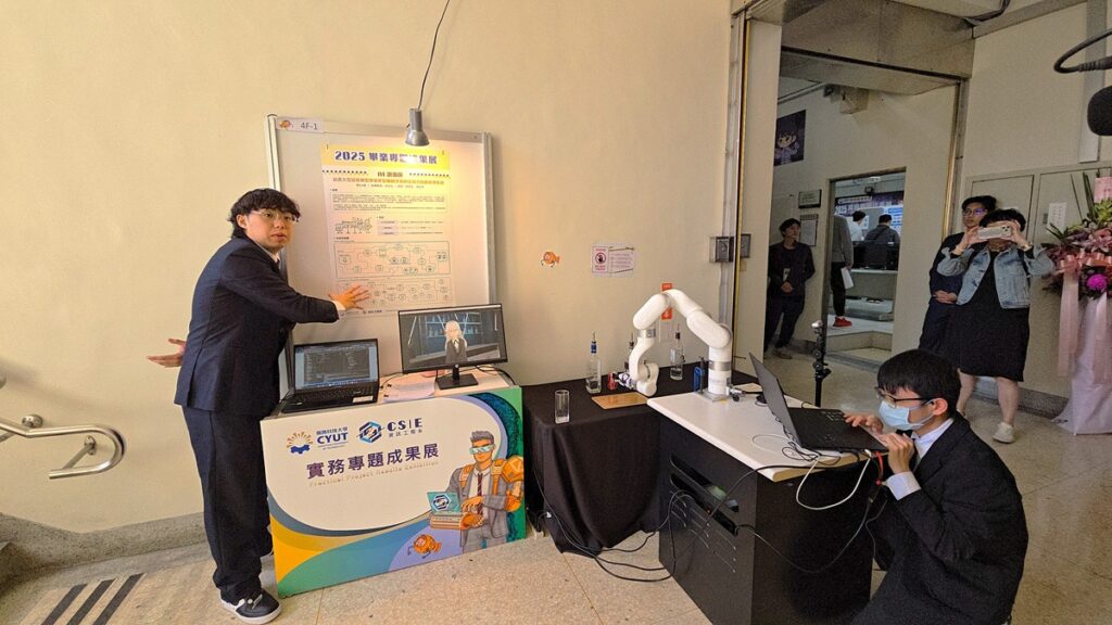 資工系其中一組畢業專題《AI調酒師》,結合大型語言模型與協作型機械手臂,透過語音互動完成飲品調製,現場展示全新的人機互動體驗。(圖/陳惠玲攝影)