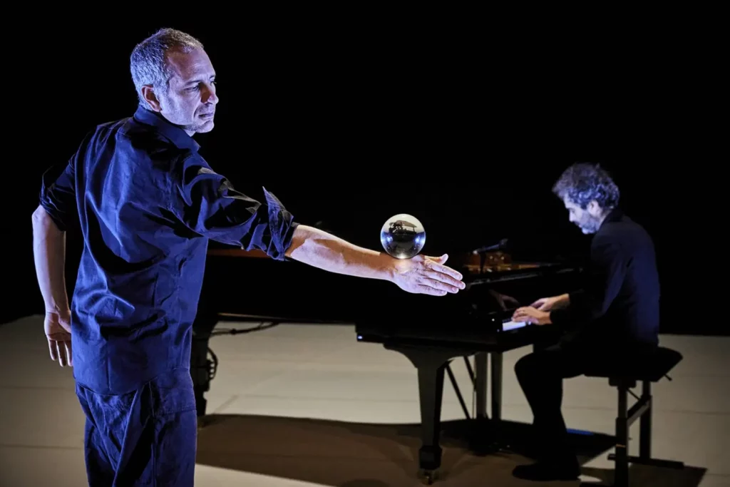 2026 NTT Arts NOVA《Piano piano》由法國藝術家雅德里安.孟朵與音樂家大衛.巴賓攜手演出。(圖/歌劇院提供©Christophe Raynaud de Lage)