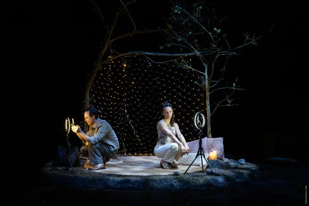 2026 NTT Arts NOVA比利時靜物劇團在《這就是人「森」啊!》中,把露營、自然與末日想像混在一起,用瘋狂又好笑的肢體喜劇,看人類在荒謬世界中的模樣。(圖/歌劇院提供©Alice Pierre)