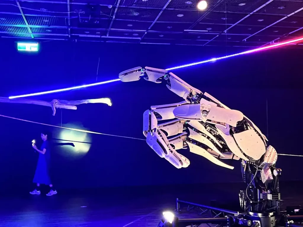 2026 NTT Arts NOVA《最後一問》把整個舞台變成一座未來宇宙,觀眾身在其中,與巨型機械裝置互動,在提問與選擇之間思考重生的可能。(圖/歌劇院提供)