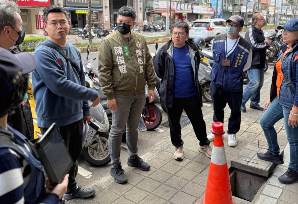 衛生所設備老舊排水溝異味擾民 陳啟能雙管齊下爭取三重環境改善 258 248251216a08