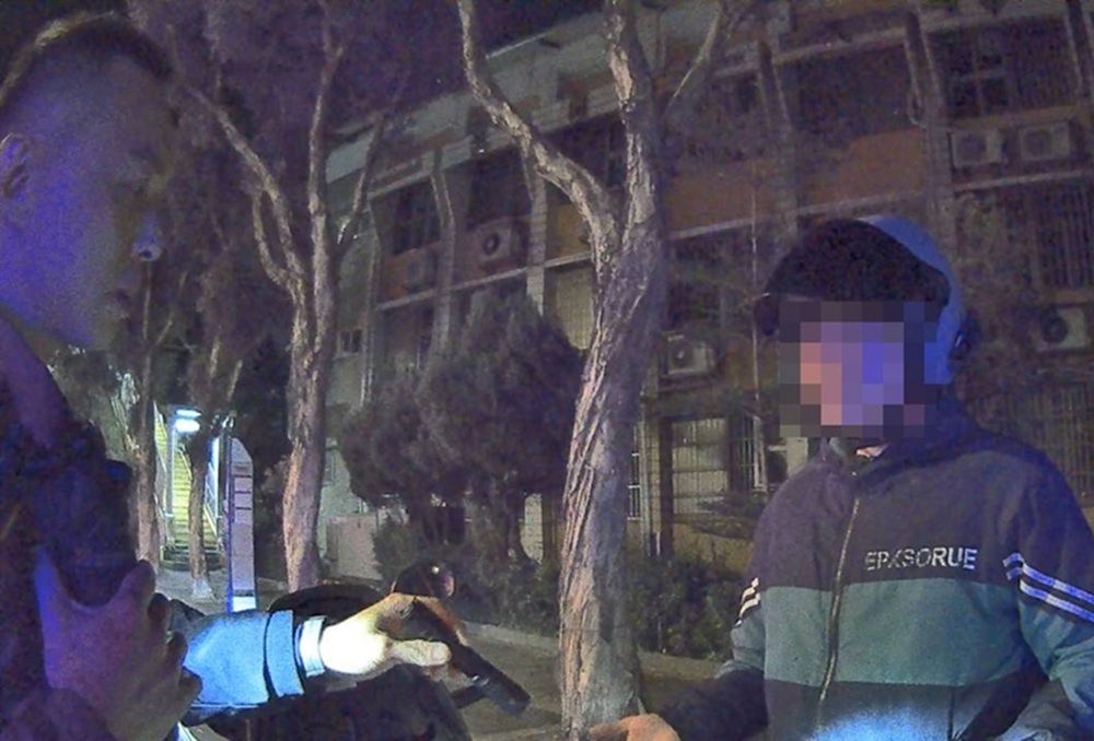 手掌夾安毒 35歲男警察面前變魔術破功涉毒駕 243 cnews204251216a07