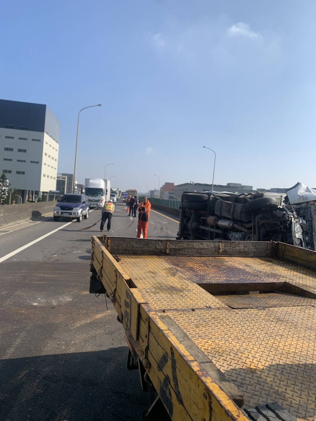 觀音台61砂石車變換車道釀禍 小貨車遭撞翻覆1人受傷送醫 406611 0