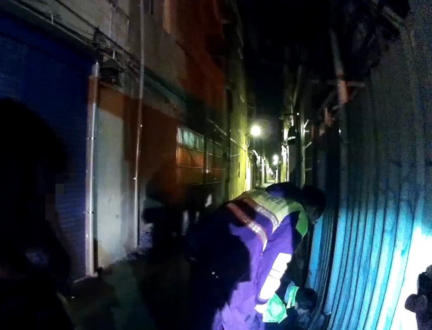 女大生趕公車鞋子誤掉排水孔 楊梅警靠2物緊急救援 S 77873237 0