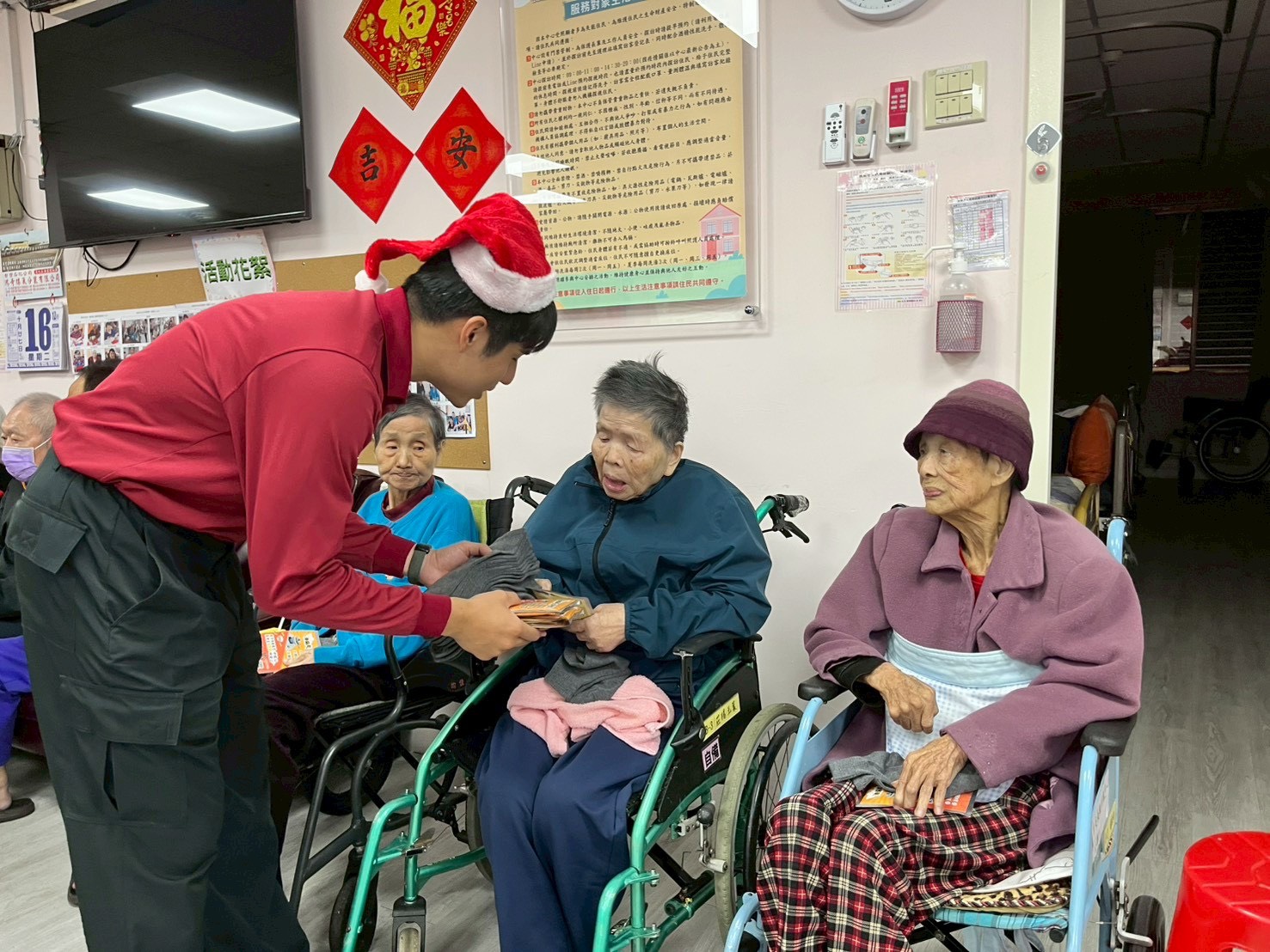 桃消三民分隊前進長照中心 化身「聖誕特派員」宣導用電安全 S 169910387 0