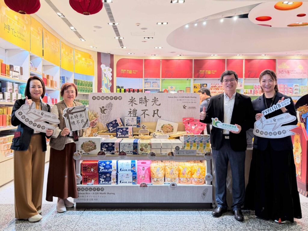 農糧署黃昭興副署長(右二)、昇恆昌王平副總經理(右一)、潘翠宜副總經理(左一)、桃園機場業務處副處長陳玲瑛(左二),一同啟動米糧精品伴手禮專區。(圖/農業部農糧署提供)
