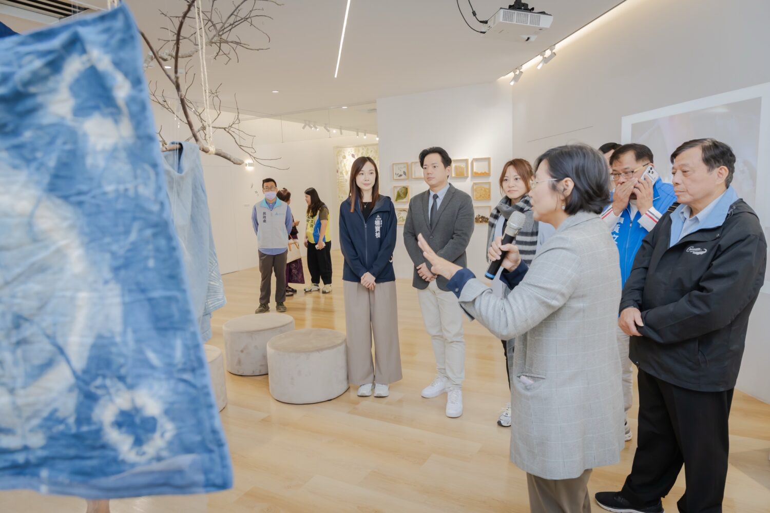 「色彩裡的客家日常」策展總監陳翠萍導覽分享。(圖/記者黃溎芬翻攝)
