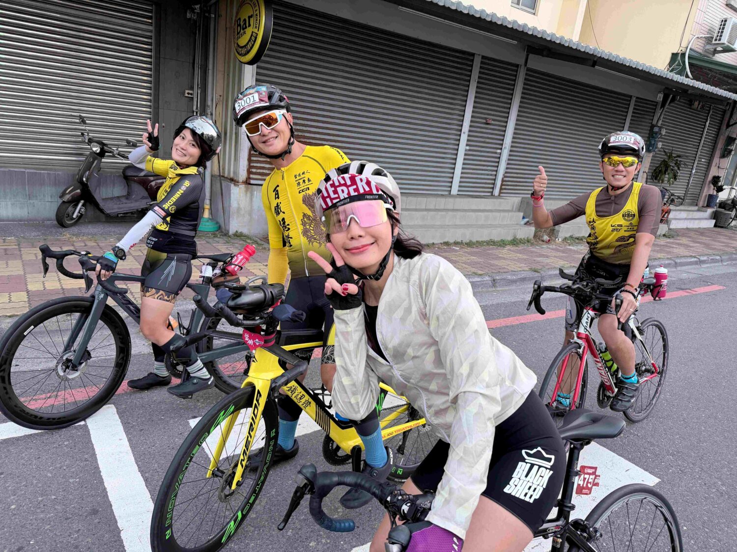 賽事途中，參賽騎士沿高雄市區道路前進，丁寧與醫護鐵人們開心合影，展現高雄百K自行車賽兼具挑戰性與友善氛圍。（圖/記者張家燁翻攝）