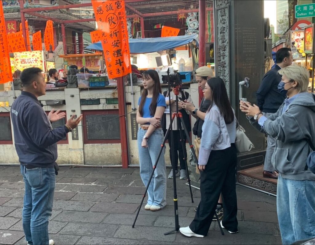 士林區義信里里長許立丕日前舉辦傳統布袋戲表演，也在媒體受訪時推廣士林夜市美食。(翻攝畫面)