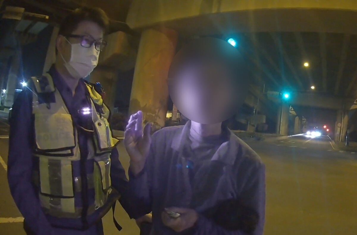 ▲員警發現婦人說話前後矛盾,進一步查詢後果然發現,她已被兒子通報失蹤協尋。