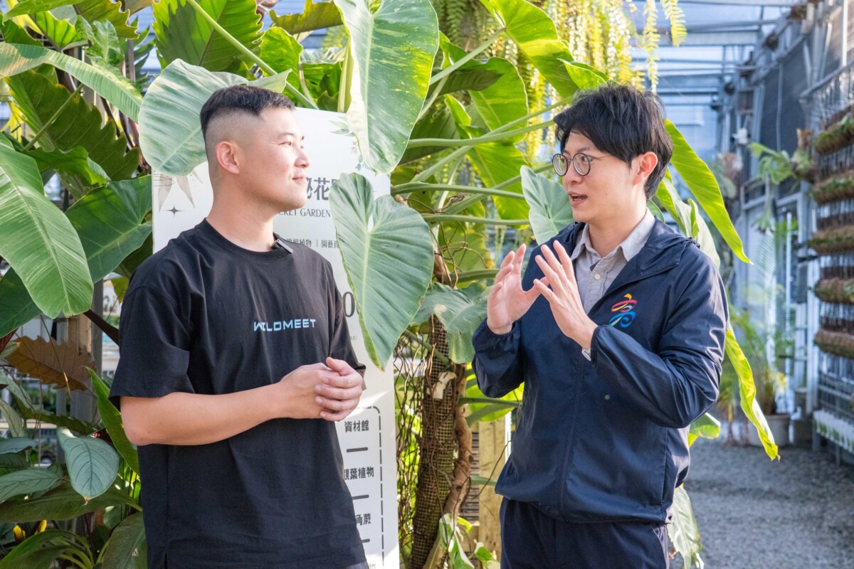 ▲青年局局長林楷軒(右)親訪「阿金的便秘花園」，並與負責人宋致穎(左)交流創業歷程。