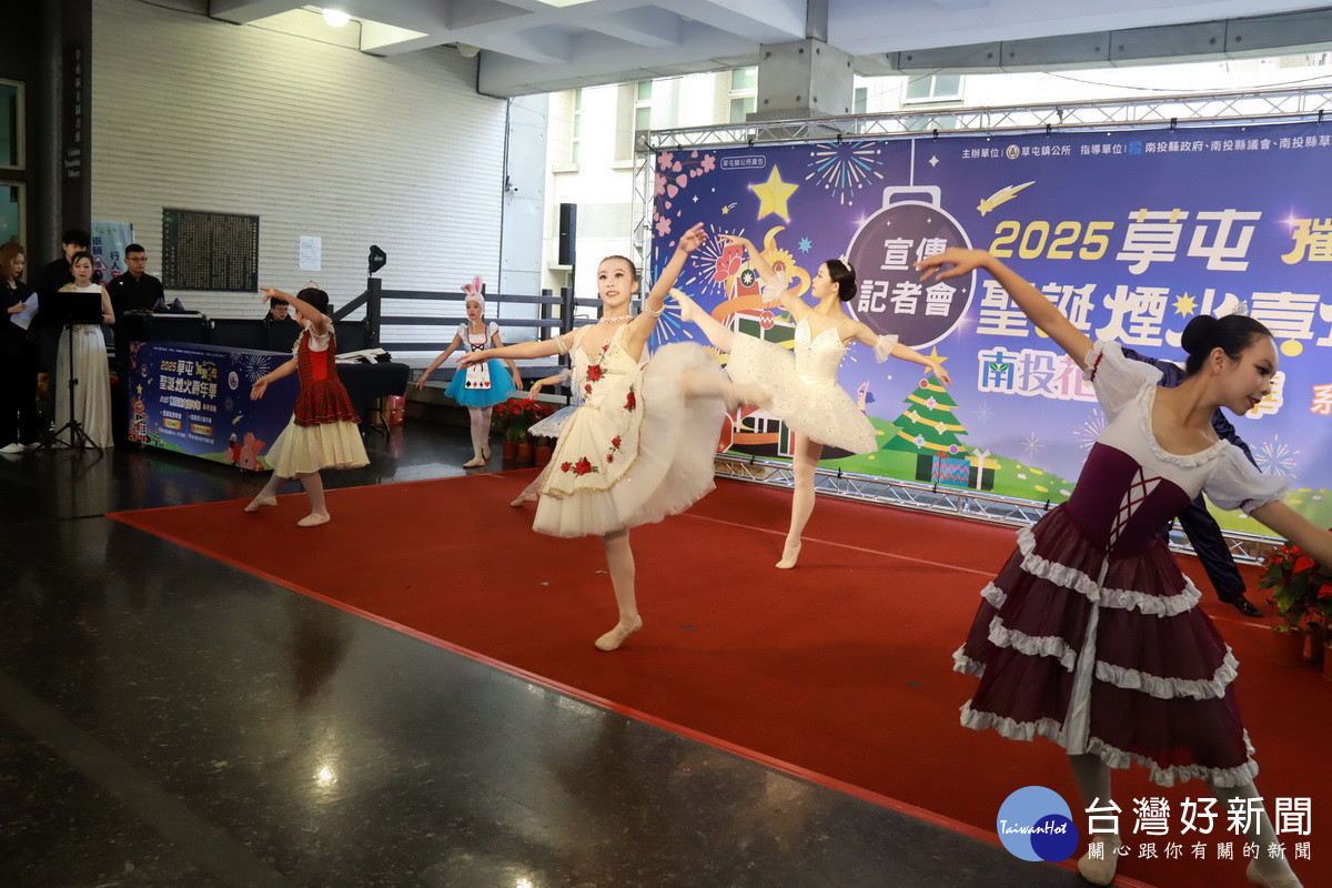 薪傳舞蹈團帶來精彩表演揭序幕。(記者扶小萍攝)