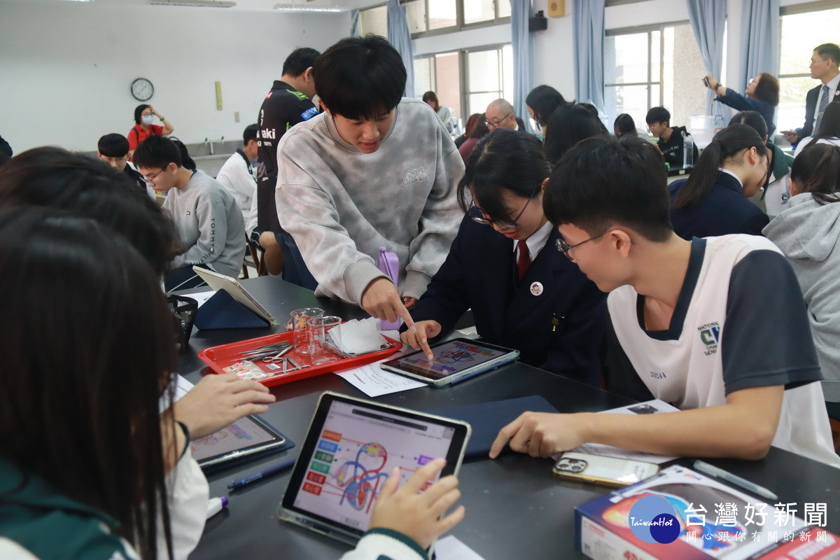 中興同學和日校同學進行實驗課程。(記者扶小萍攝)