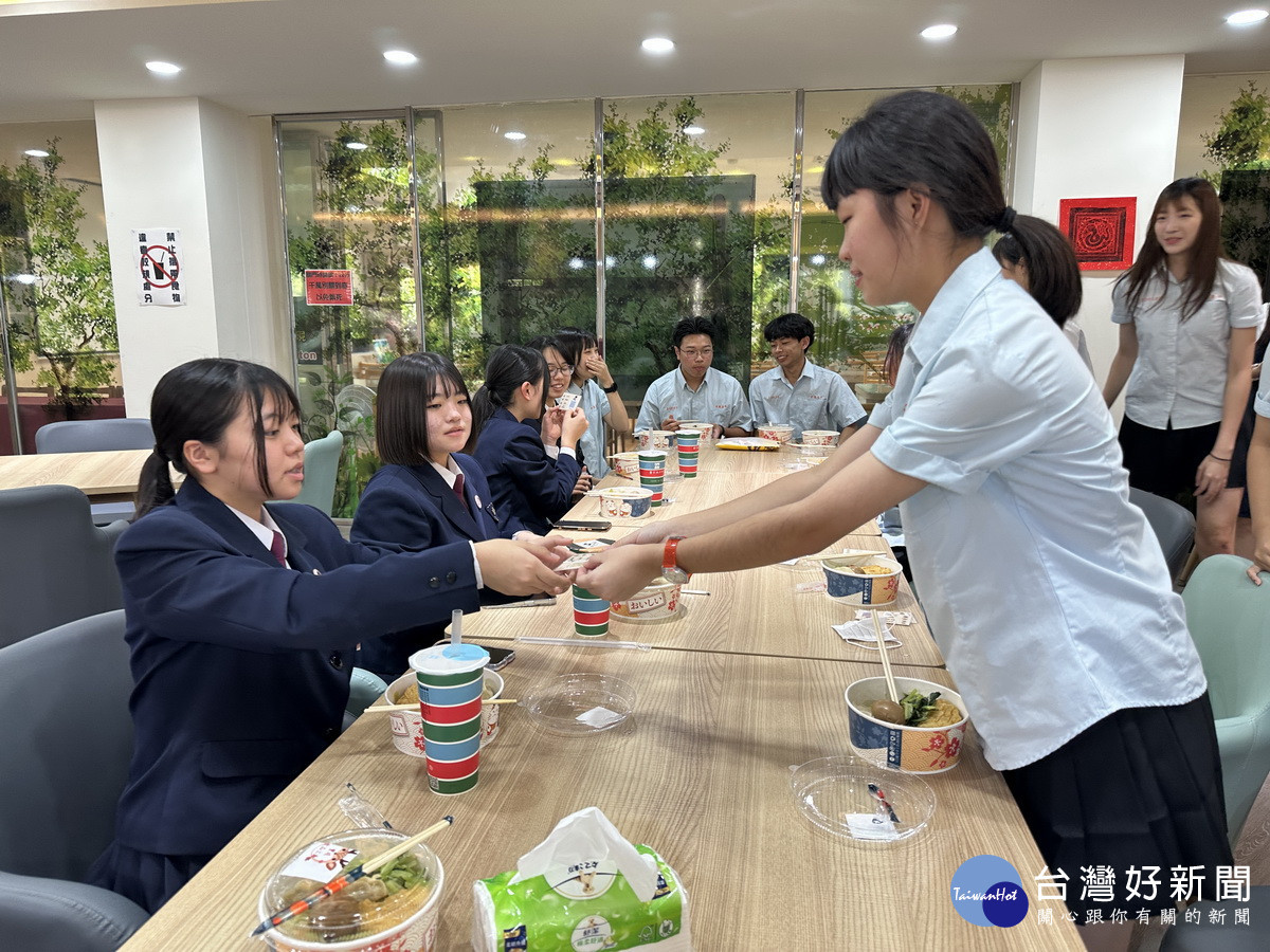午餐中彼此交流熱絡。(記者扶小萍攝)