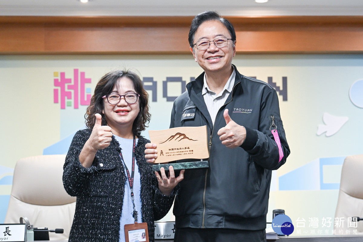 市府人事處在「114年度人事業務績效考核」中拿下「特優」,處長林妙貞獻獎予市長張善政。<br /><br />