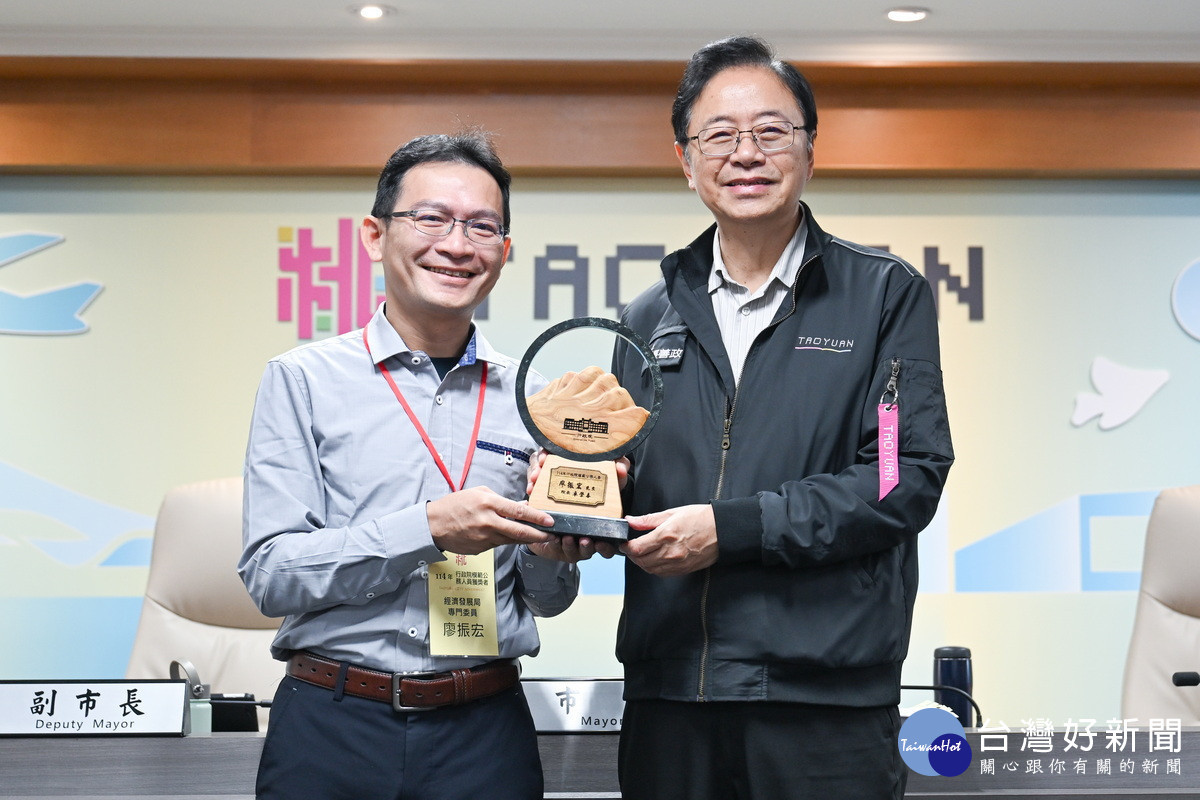 經濟發展局專門委員廖振宏榮獲「行政院模範公務人員」,獻獎予市長張善政。<br /><br />