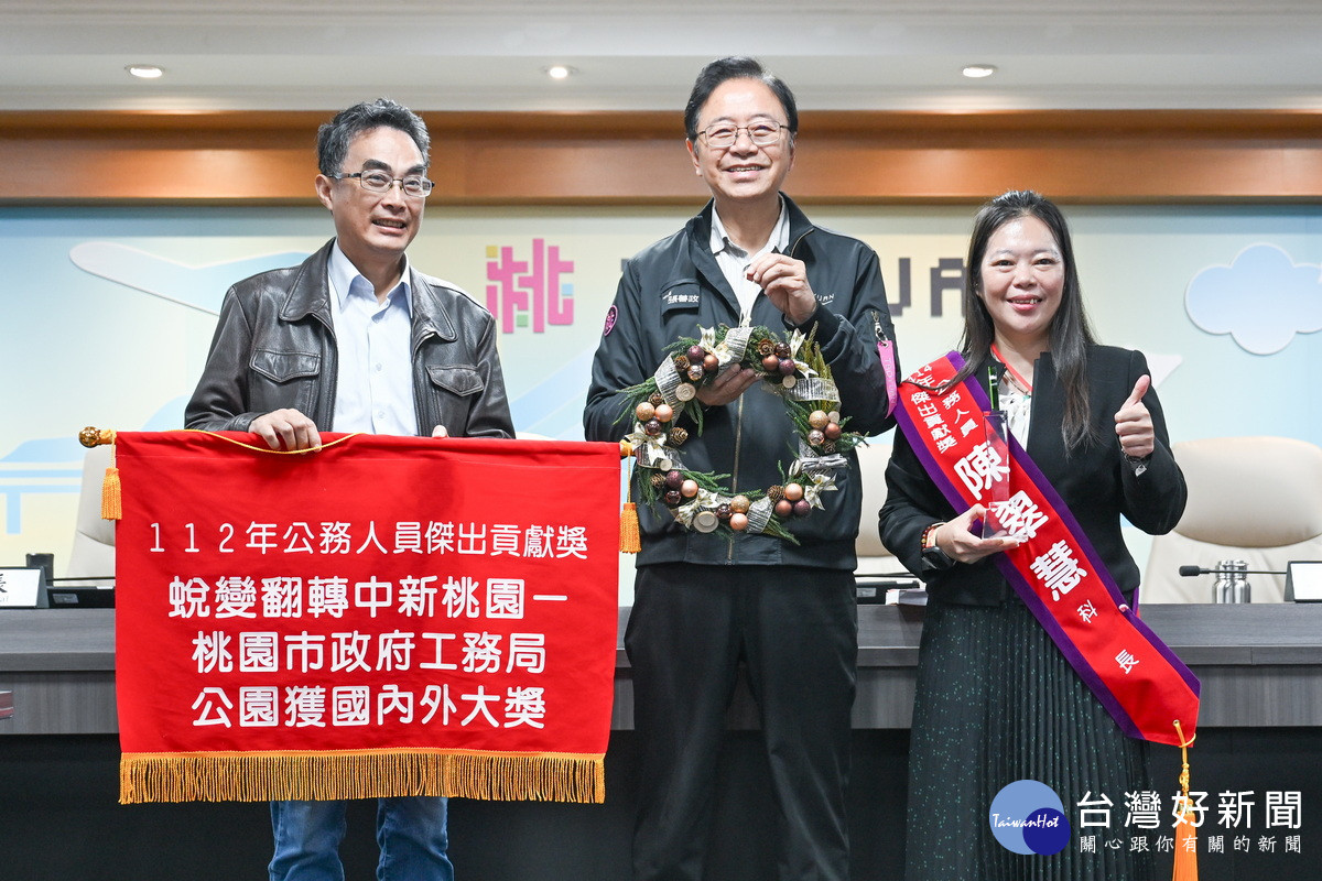 工務局科長陳翠慧榮獲「考試院公務人員傑出貢獻獎」,獻獎予市長張善政。<br /><br />