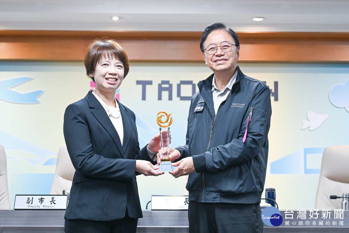 桃園市智慧交通榮獲金恆獎「雙軸創新治理獎-金獎」,市長 張善政於市政會議中受獻獎。