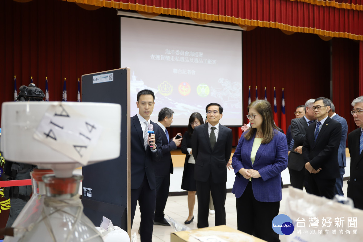 嘉義地檢署檢察官張建強(（持麥克風說明案情者)指揮海巡署、警方偵破K他命製毒工廠。(圖／嘉義地檢署提供)