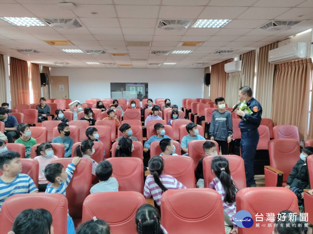 白河警分局前往東山區東原國小實施防空避難宣導/警方提供
