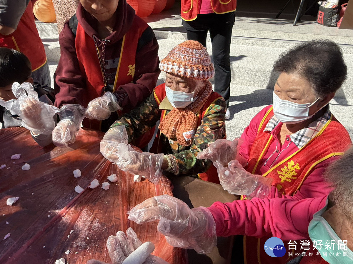 林阿嬤歡歡喜喜與大家同慶冬至迎新年。（華山基金會提供）