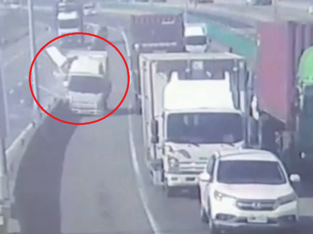 撞擊畫面曝光!台61線林口路段小貨車失控撞2車 駕駛受困車內