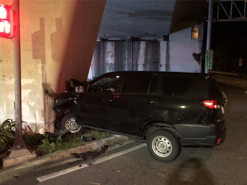 基隆又傳奪命車禍!男駕車突失控撞女騎士、猛撞橋墩重傷不治