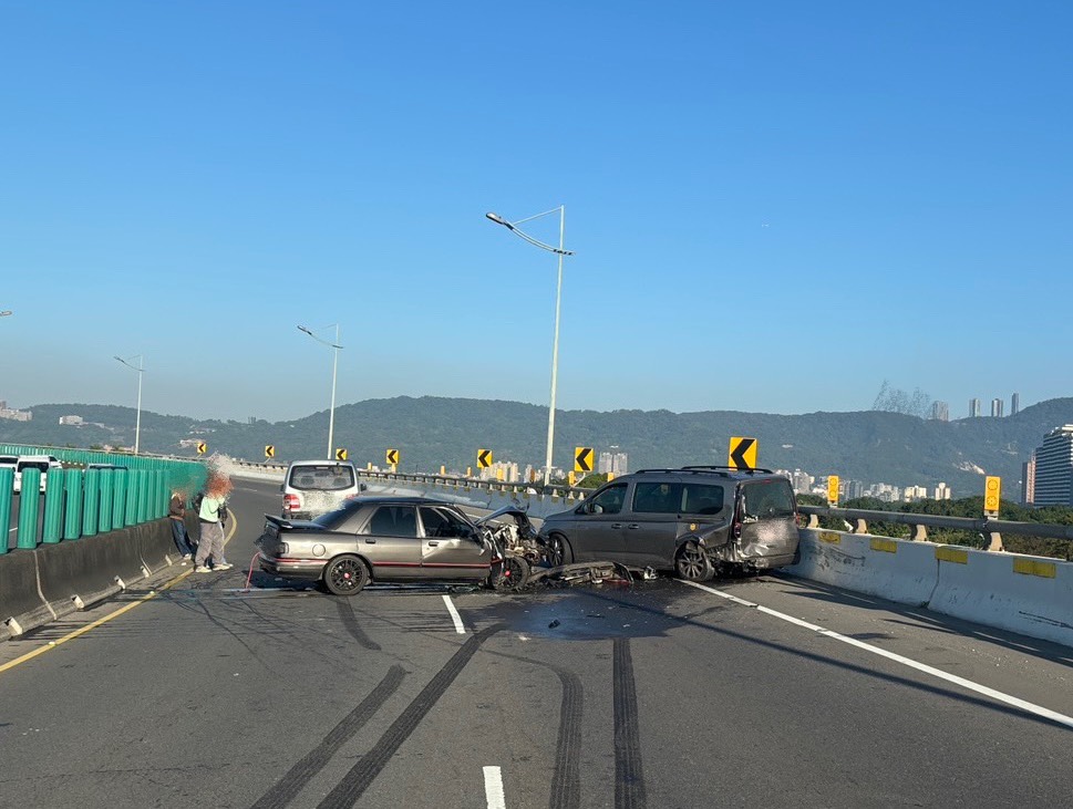 台北市北投區洲美快速道路今(17)日上午7時許發生1起驚險的連環追撞事故。