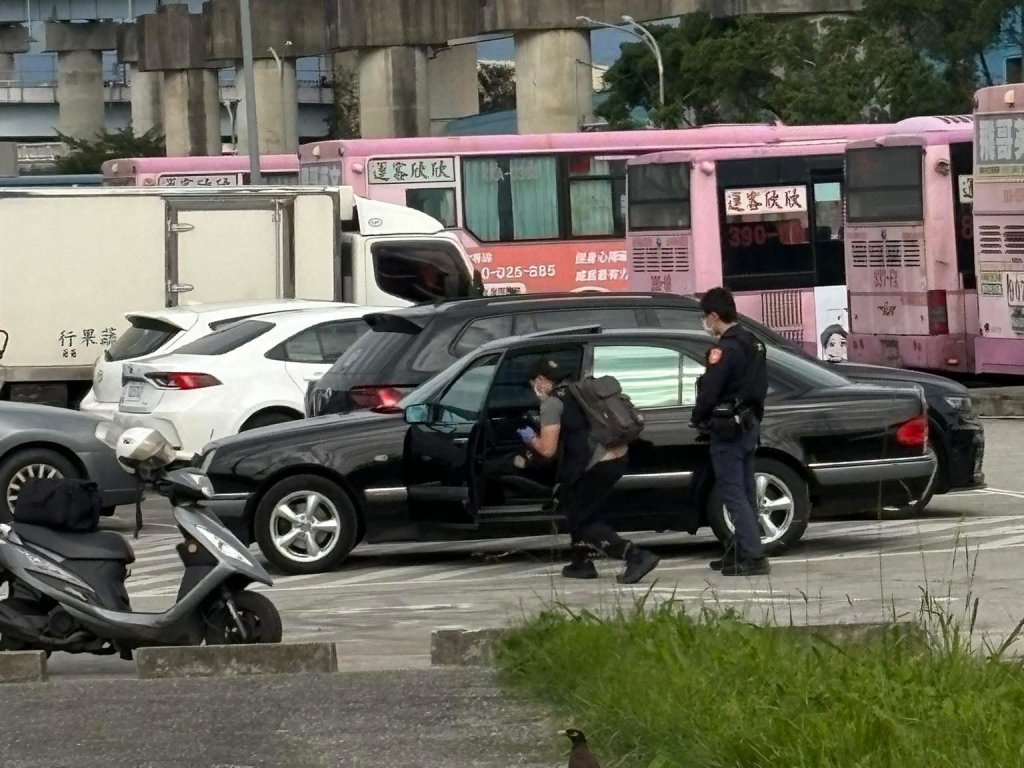 萬華雙園公園驚傳命案!收費員開單驚見男倒臥賓士車內 破窗搶救已氣絕