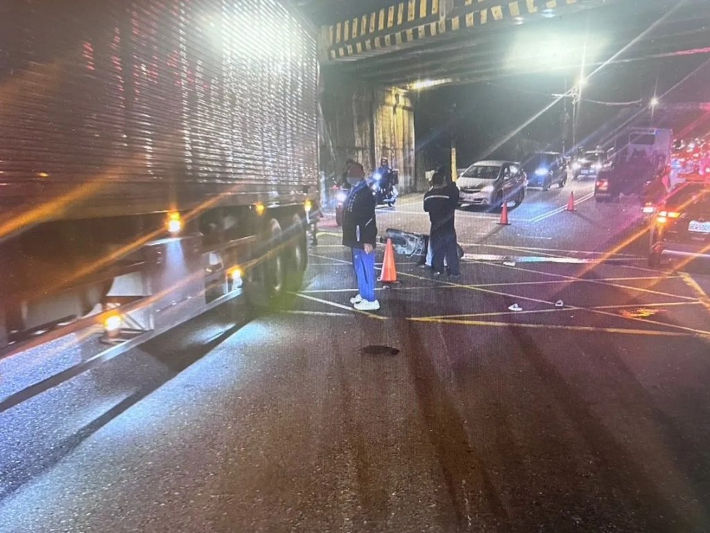 又是大車死角？楊梅6旬婦左轉遭曳引車輾過　頭部重創慘死輪下