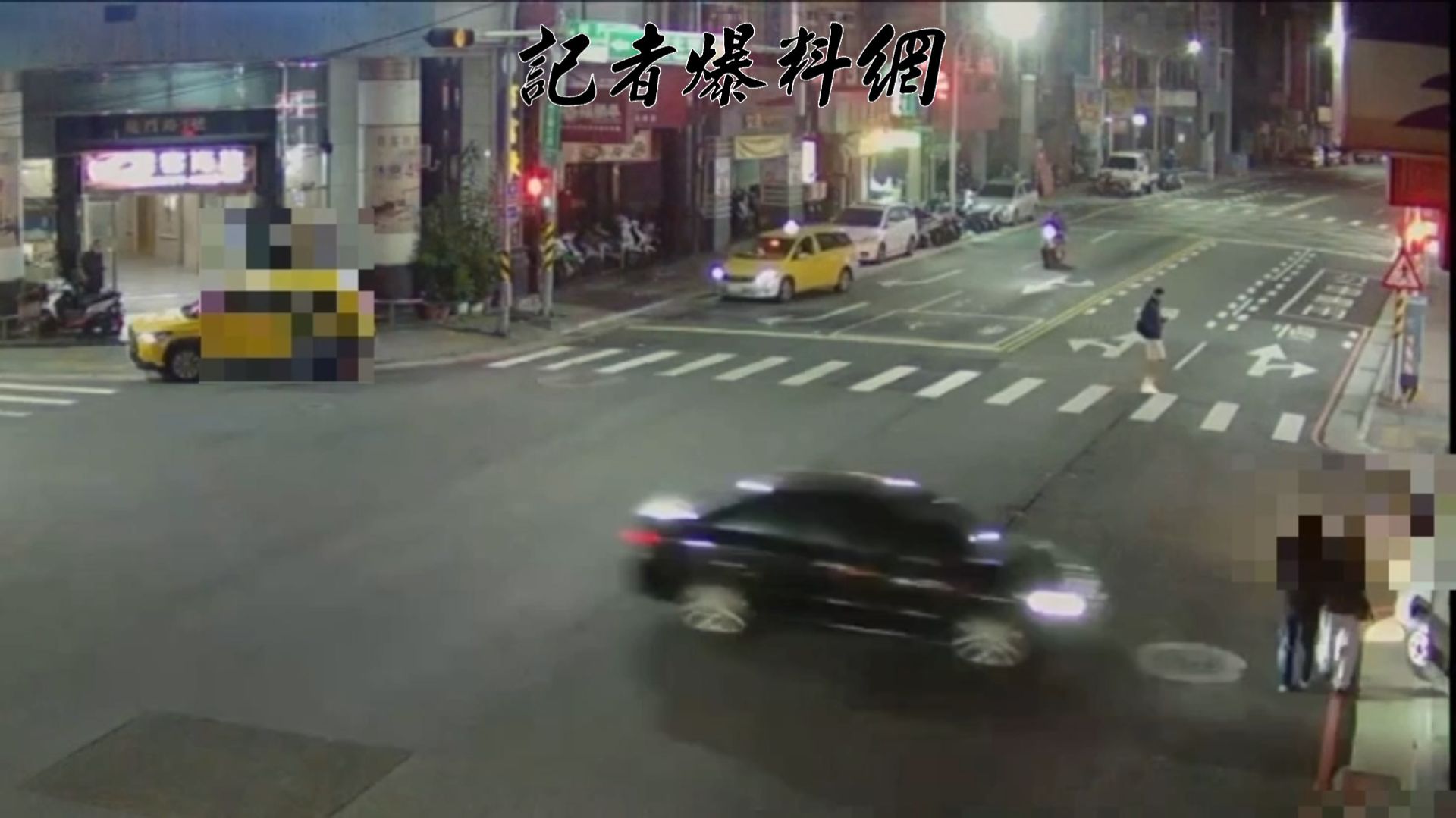 58歲李男駕駛黑色轎車,沿龍門路往正義北路方向行駛,行經該T字路口時,李男疑因藥效發作「暈了一下」,竟未轉彎也未減速,筆直衝向路邊。