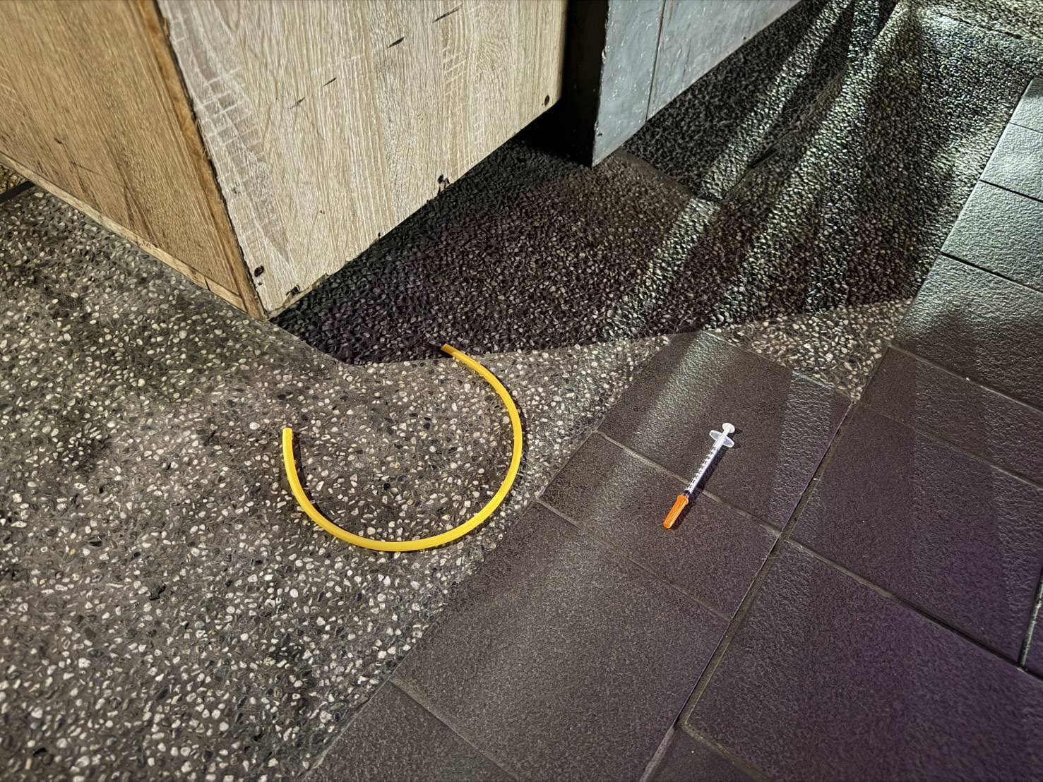 警方獲報迅速趕抵現場,發現李男下車後在附近騎樓徘徊且神情恍惚。員警隨即在騎樓地面發現1支疑似李男匆忙丟棄、已使用過的注射針筒。