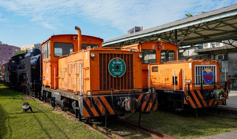 310KM重生與展望!哈瑪星鐵道文化園區鐵道展示再加一 DL-2003號貨車移動機運抵舊打狗驛故事館