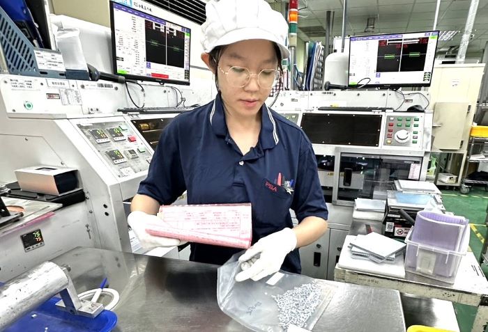 新北建教考核出爐 3校16家機構「一等」 36 《圖說》建教生陳美惠於產線進行職業訓練。〈教育局提供〉