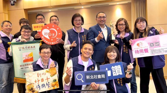 善的循環社區「守門員」 新北待用餐計畫獲政府服務獎肯定 30 《圖說》新北市社會局推動「待用餐計畫」榮獲政府服務獎「社會創新共融」獎肯定,市長侯友宜今日接受社會局長李美珍〈中〉偕團隊獻獎。〈社會局提供〉